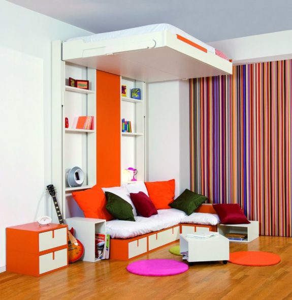 Un letto con meccanismo di sollevamento in soggiorno non occupa spazio e crea condizioni confortevoli per dormire