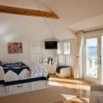 Letto con cassetti, abbinato al colore degli interni