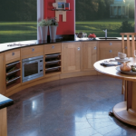 Cucina dalla forma insolita con mobili su misura