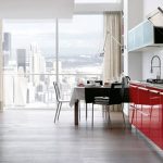 Cucina con finestra panoramica e mobili bianchi e rossi