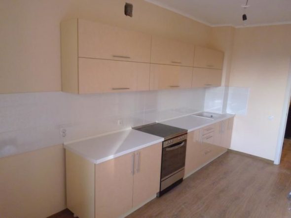 Cucina con facciate in truciolare laminato