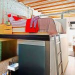 Appartamento in stile loft con letto sotto il soffitto