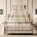 Piccolo cerchio con un baldacchino sopra il letto