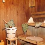 Arredi in legno per uno stabilimento balneare in campagna