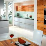 Combinazione alla moda per i mobili della cucina