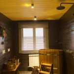 Installazione di una fontana in legno in un bagno di uno stabilimento balneare