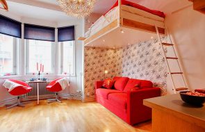 Piccolo appartamento per due con un letto sotto il soffitto