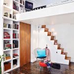 Letto grande insolito sotto il soffitto
