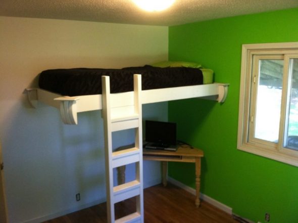 Letto insolito sotto il soffitto