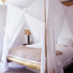 Letto a baldacchino realizzato con travi di legno