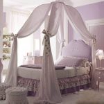 Delicata camera da letto con baldacchino a forma di cupola