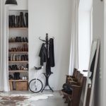Nicchia per scarpe con ripiani fatti in casa