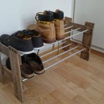 Scarpiera realizzata in assi e tubi metallici
