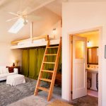 Decorare un letto sotto il soffitto in un interno
