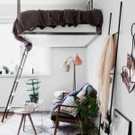 Letto originale sotto il soffitto nell'interno del soggiorno