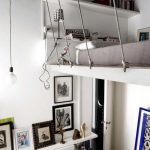 Letto originale sotto il soffitto in una piccola stanza con soffitti alti