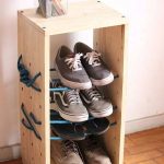 Scarpiera originale realizzata con assi di legno e corda