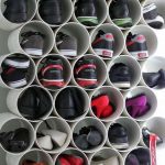 Scarpiera realizzata con tubi di plastica