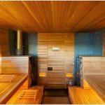 Mensole su entrambi i lati del bagno turco realizzate con tecnologia finlandese