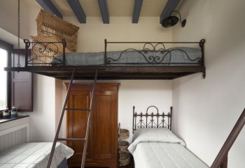 Letto singolo sospeso e mezzo con elementi forgiati