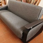 Divano letto grigio semplice per stanze piccole