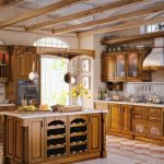 Ampia cucina con mobili in legno