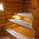 Semplici ripiani in legno per sdraiarsi