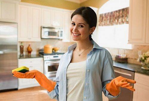 Pulisci i mobili in cucina