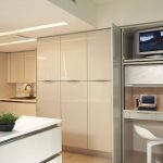 Spazio di lavoro della cucina integrato in un mobile