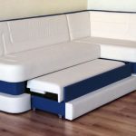 Divano pieghevole bianco e blu