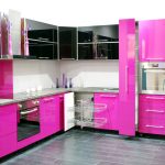 Rosa e nero per il design dei mobili da cucina
