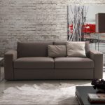 Divano letto grigio all'interno