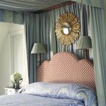 Decorare un letto e una parete in una camera da letto con baldacchino