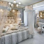 Camera da letto nei toni del grigio-blu con un arioso baldacchino
