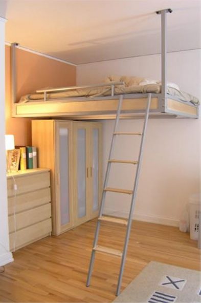 Letto fisso sotto il soffitto