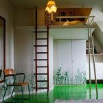 Camera elegante con letto sotto il soffitto