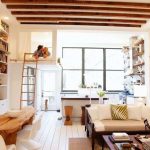 Design elegante della camera con un letto sotto il soffitto