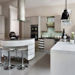 Cucina luminosa in stile high-tech