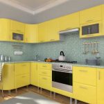 Mobile cucina angolare giallo in una cucina moderna