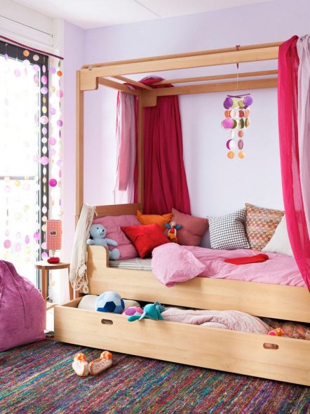 Giocattoli e vestiti in una scatola sotto il letto