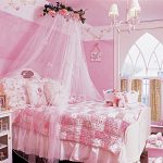 Baldacchino arioso per la camera da letto di una ragazza