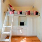 Letto in legno bianco incorporato