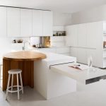 Mobili estraibili integrati in una cucina bianca
