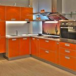 Cucina arancione brillante in stile moderno