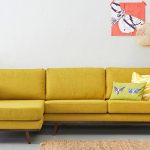 Divano giallo brillante all'interno