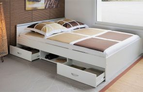 Cassetti e ripiani sotto il letto per un utilizzo efficiente