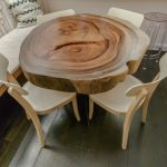 Tavolo rotondo in legno tagliato a sega