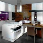 Cucina bianca con mobili alti e isola