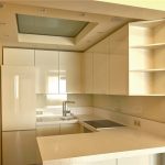 Cucina bianca con mobili alti fino al soffitto e un bellissimo soffitto retroilluminato