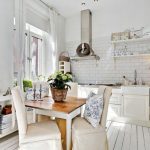 Cucina di campagna bianca senza pensili